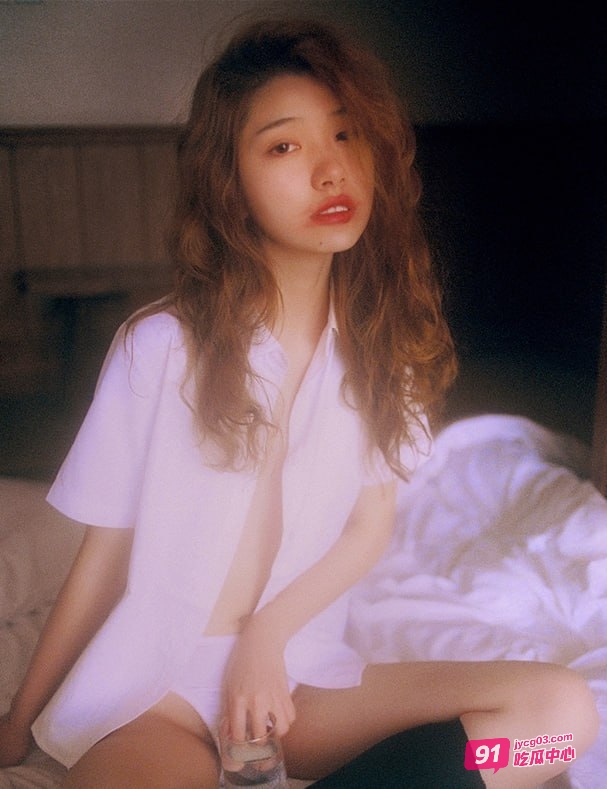 百万个垃圾桶早期露点照流出!写真嫩乳若隐若现~
