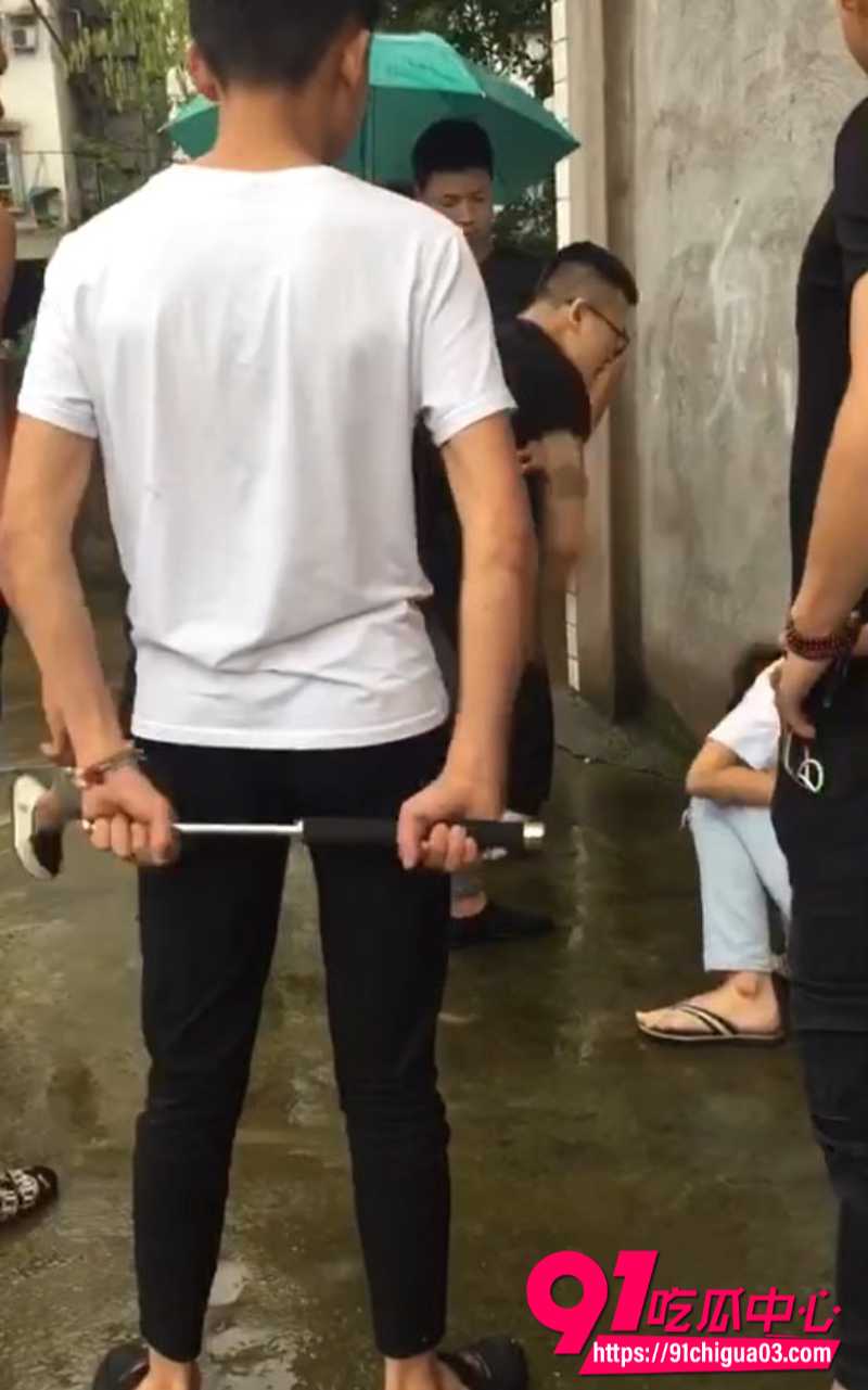 精神小伙群殴霸凌白衣少年5