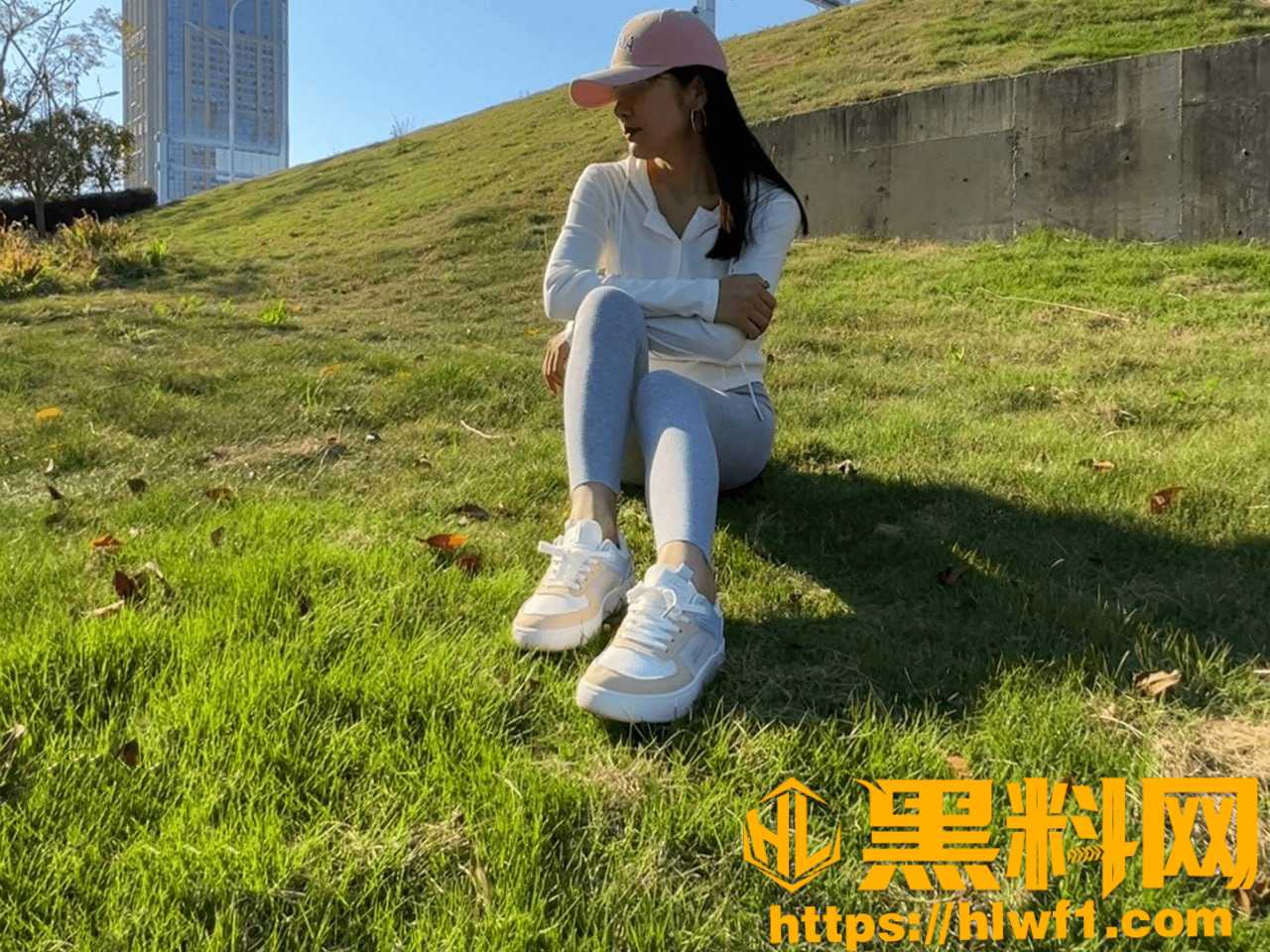 海角社区 原创大神 寝取NTR 文职淑女在酒店跪舔肉棒 老公在楼下等着老婆被无套内射