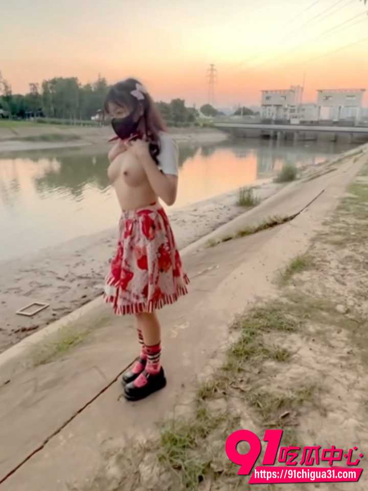 户外露出狂魔贝贝深夜全裸公交站玩粉熊 黑丝开档跪地翘臀 马路边停车场大胆露逼