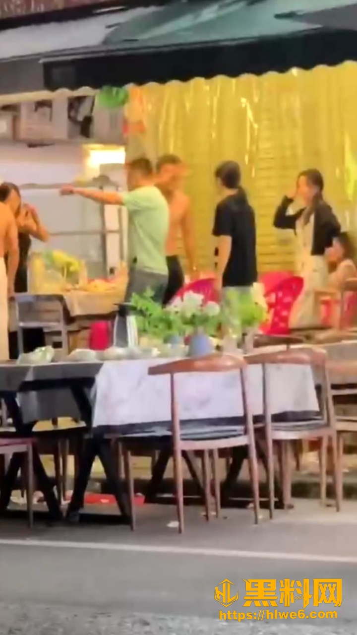 素芳烧烤摊街头惊现一拳超人 争执未果一拳KO 冲突现场视频曝光！