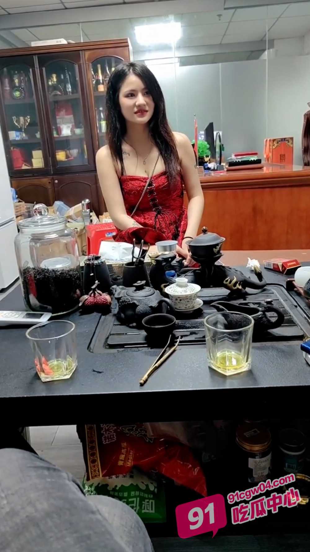 西安夜场小姐都是怎么面试的？ 先用嘴自我介绍说 再用嘴咬着大屌！ 配图6