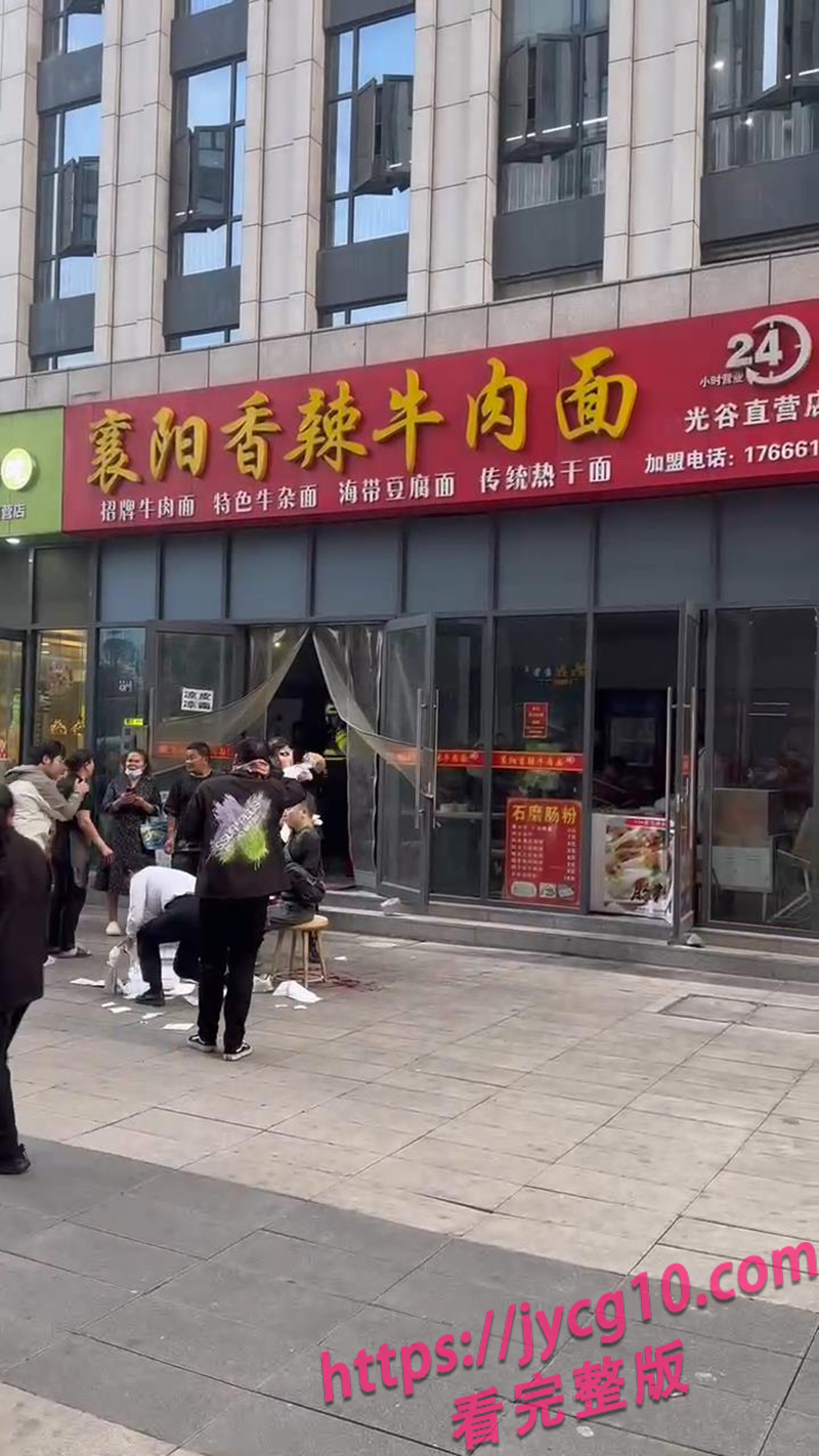 光谷面馆突发激烈冲突！顾客四散奔逃老板拖血冲出店！ 配图6