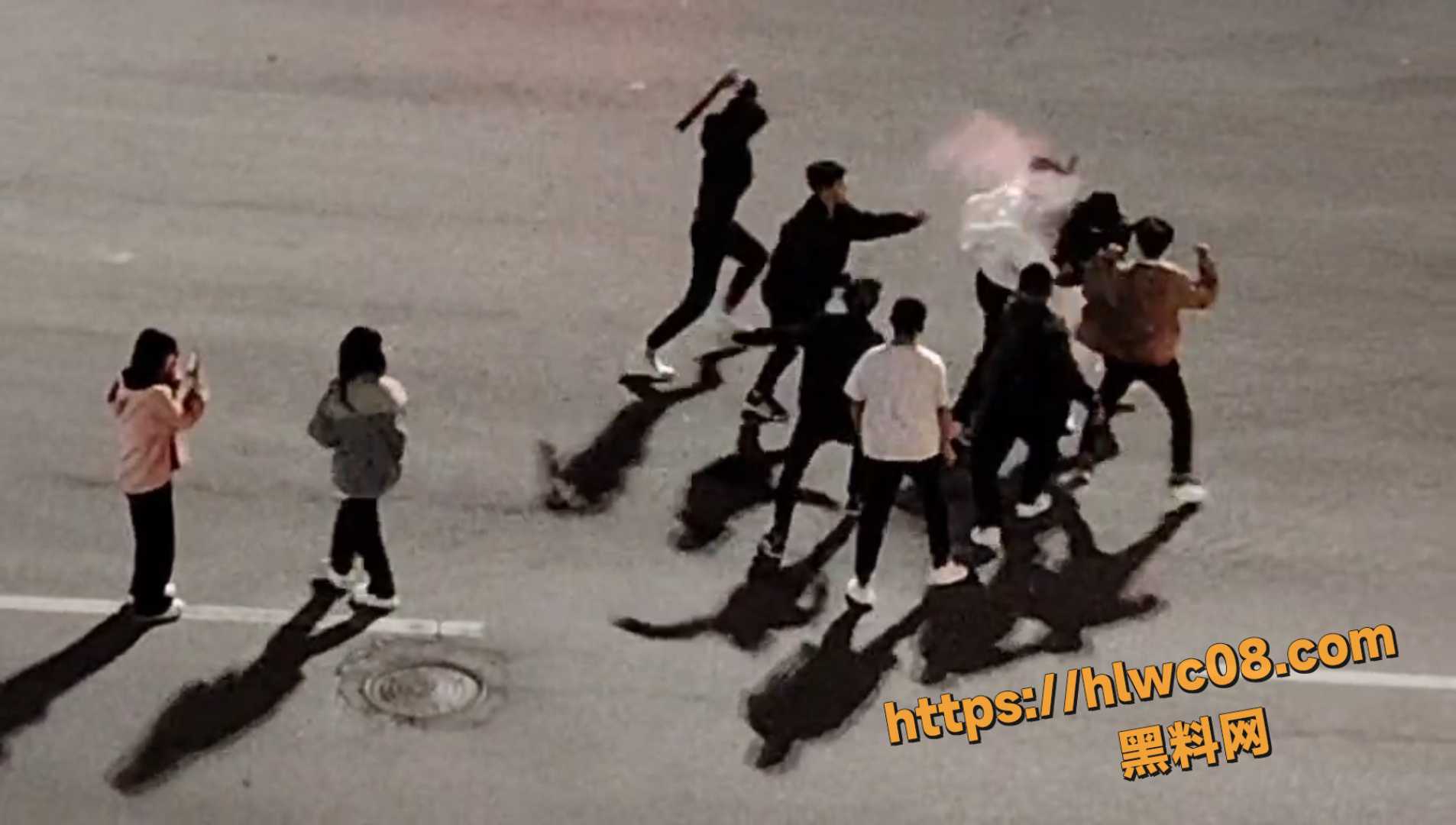深夜街头 精神小伙小妹群架 挥棍互殴场面混乱 马路上互殴 行为非常危险