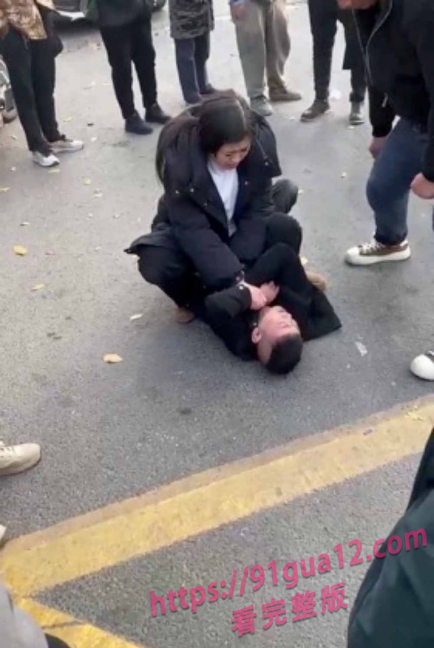 四川绵阳热瓜 强壮少妇当街暴打抠搜炮友!现场劲爆视频曝光~