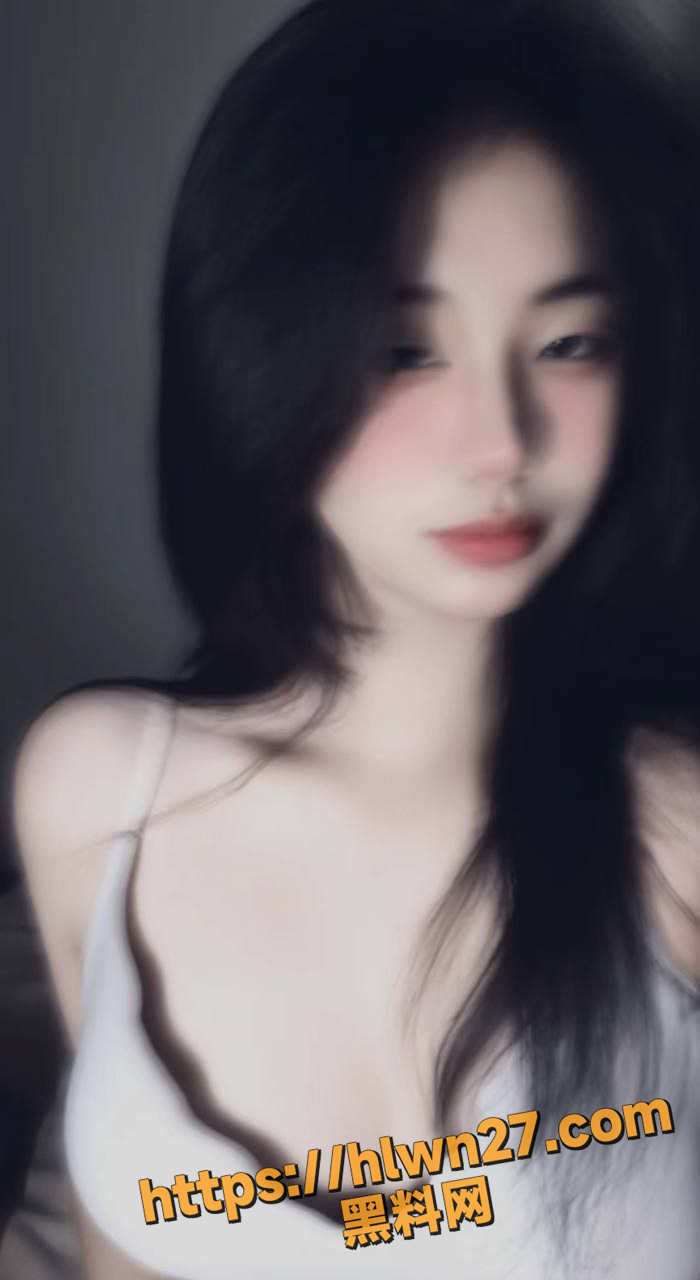 江西九江沈欣妍 哥特风格烟熏妆 像素级模糊艺术照 胸大乳晕大逼毛也多 典型的淫荡胚子