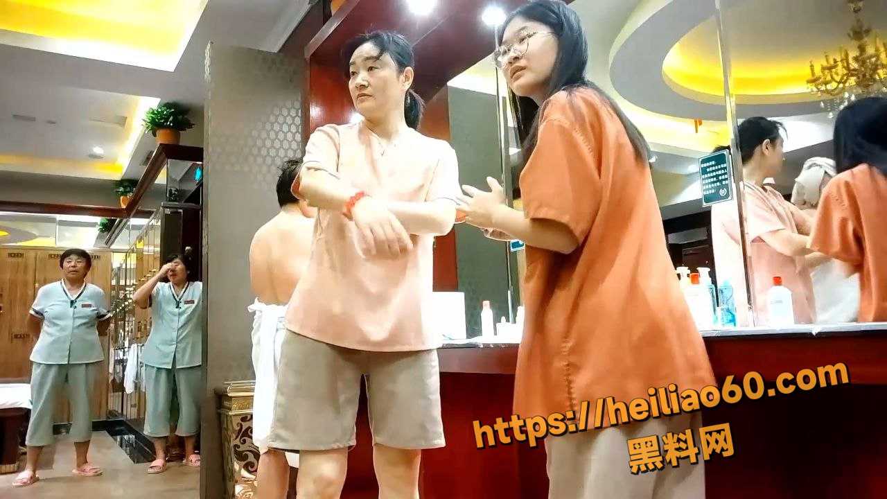 洗浴会所偷拍 巨乳纹身少妇大厅掰屁股擦逼 精致身材纹身全爆露！