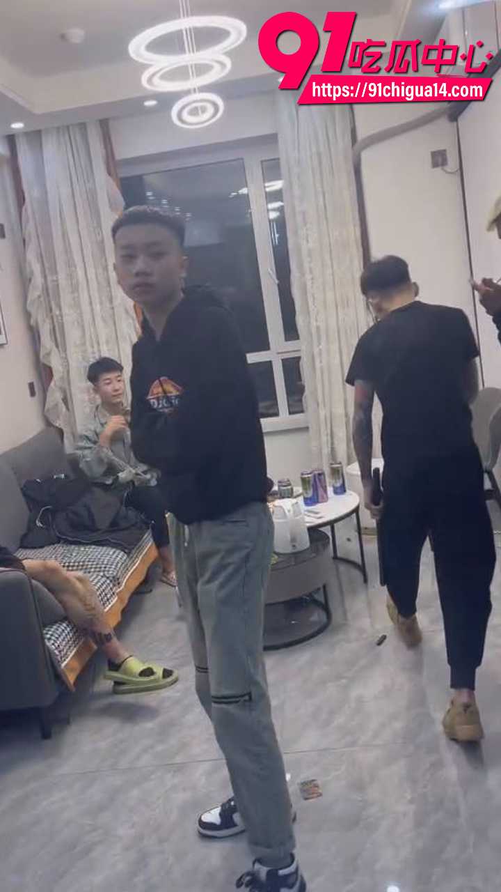 黄毛精神小伙深夜持刀闯房狂砍8