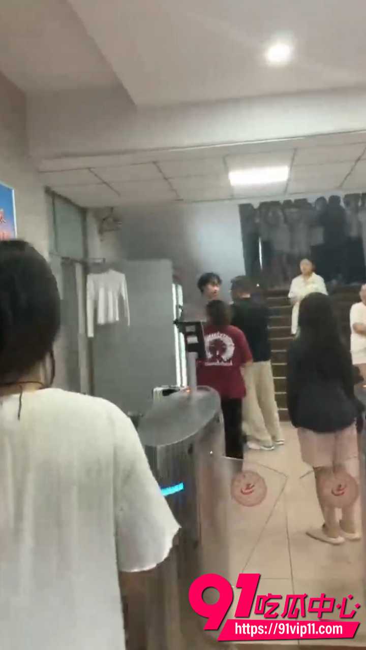 女生脚踏两只船聊骚被男友发现2