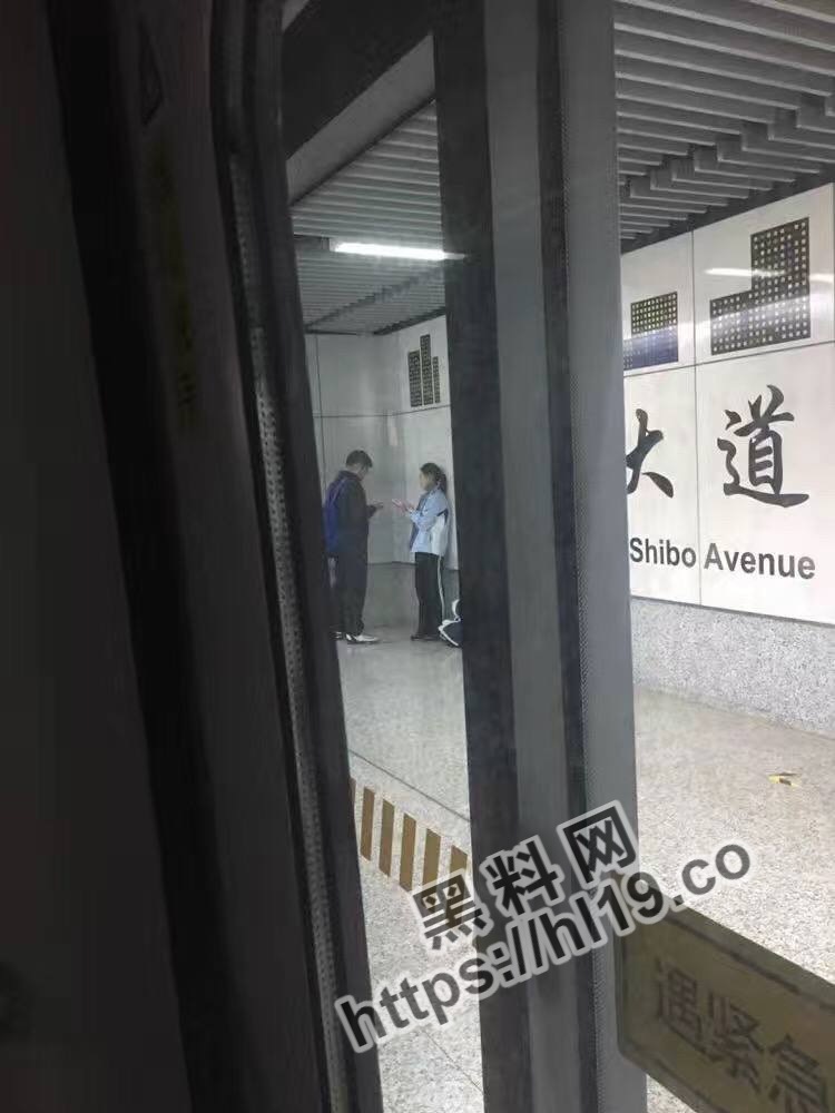 上海浦东世博大道地图站内惊现一死胖子让女友吃大鸡巴！这么不怜香惜玉直接上手摁头口爆的嘛？ 配图