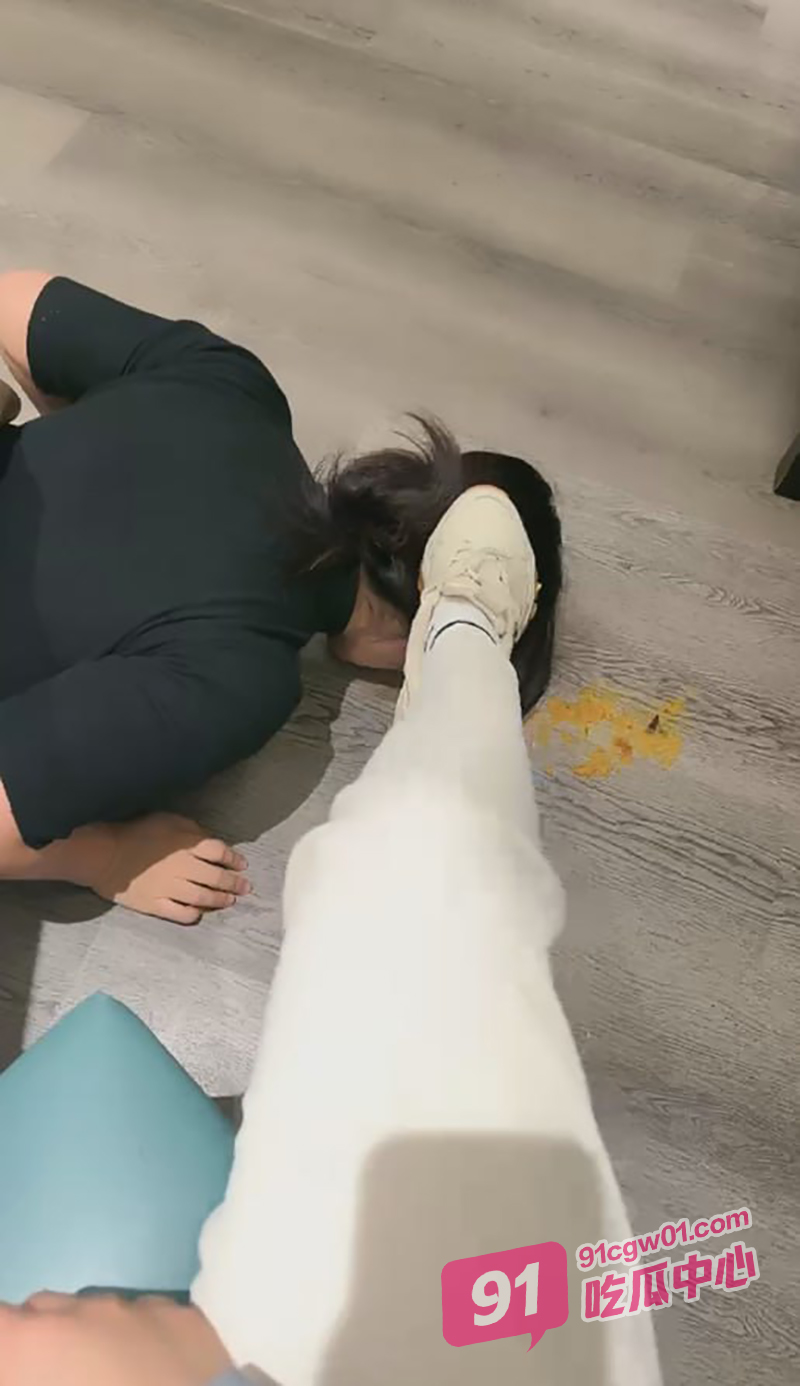 墨镜女王餐厅包间调教母狗 舔鞋底踩脸吃嘴里吐出来的残渣剩饭！ 配图4