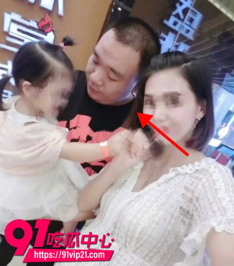 潮汕网红叶哈哈当小三9个月狂捞200万拿着男主钱养小白脸男主发现后怒爆裸照23