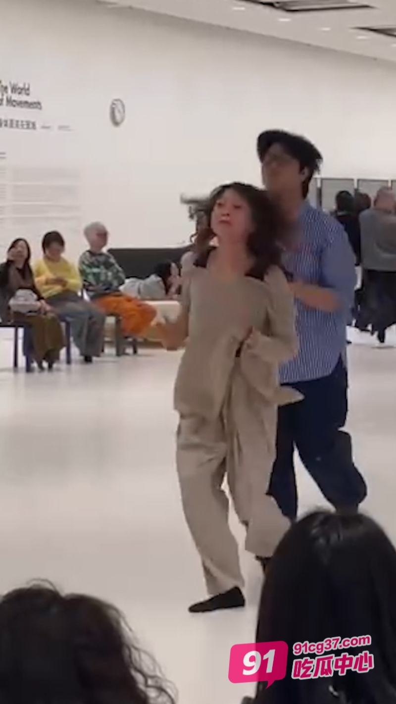 奇葩群举办线下活动 动作怪异行为抽象 这是什么毛病？ 配图3