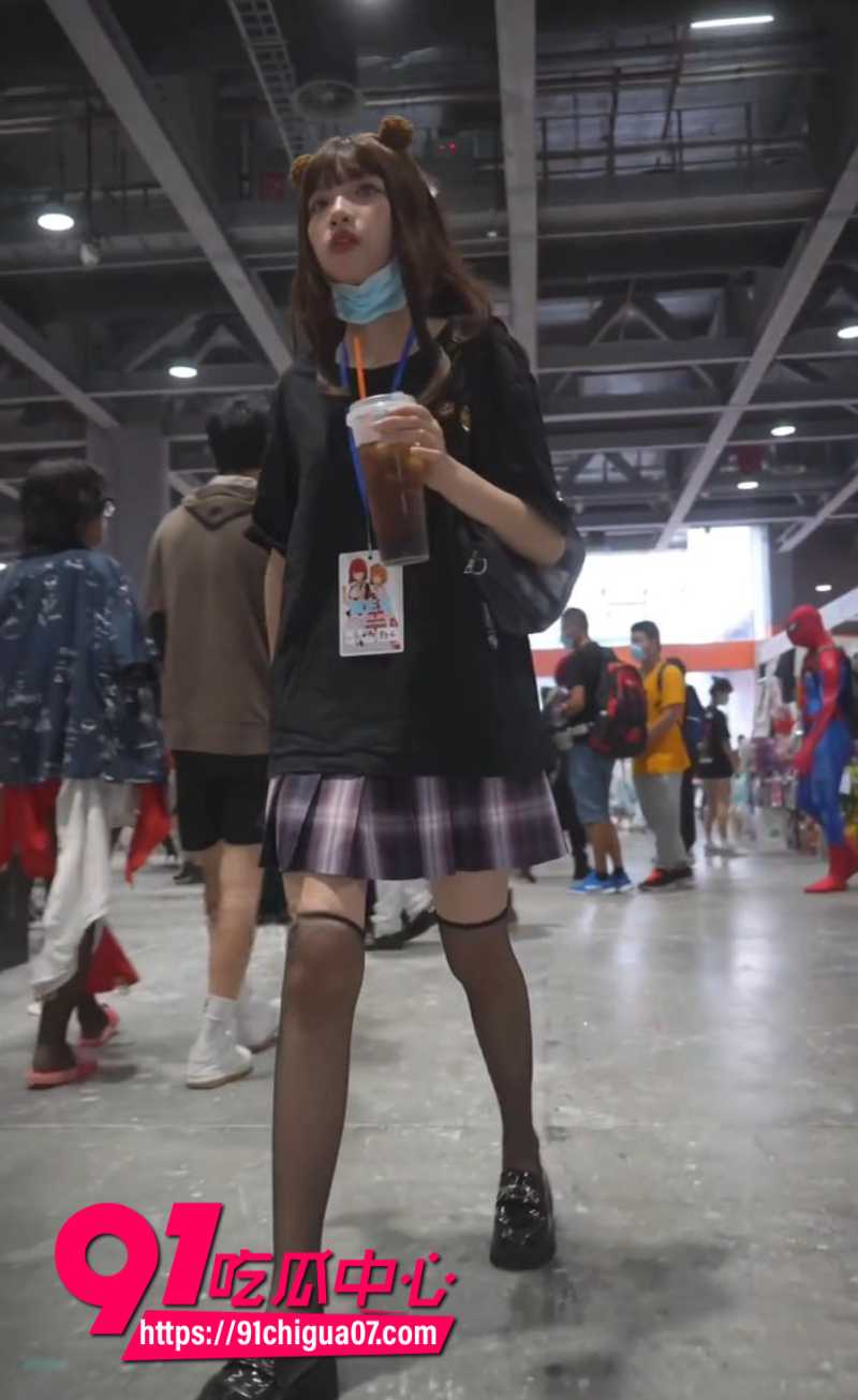 抄底大神漫展偷拍JK嫩妹5