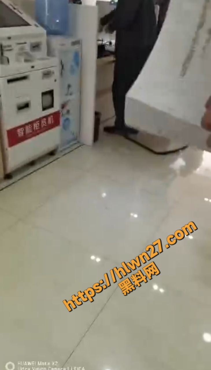 山西长治银行男子办银行卡产生纠纷 不是谁录视频就有理啊 你也太装逼了吧!