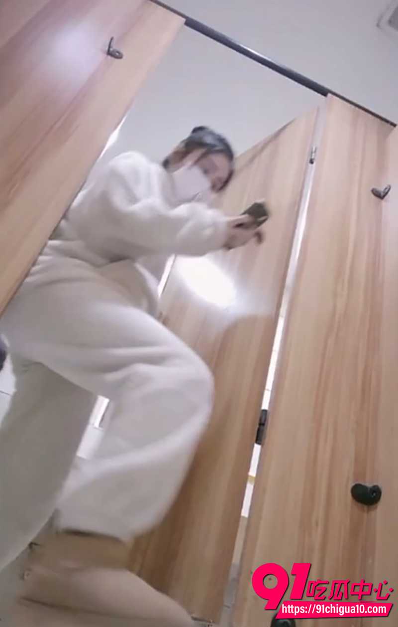 精品女厕后景偷拍 5