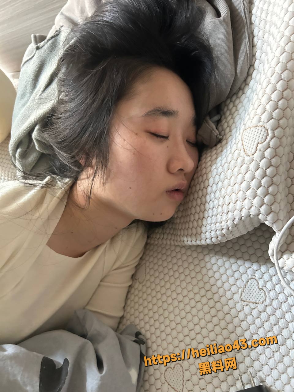 独家爆料 广州医科大学生 刘雪 恋爱期间约炮被各种调教 前男友分手后怒曝床照视频 骚货母狗形象实锤！