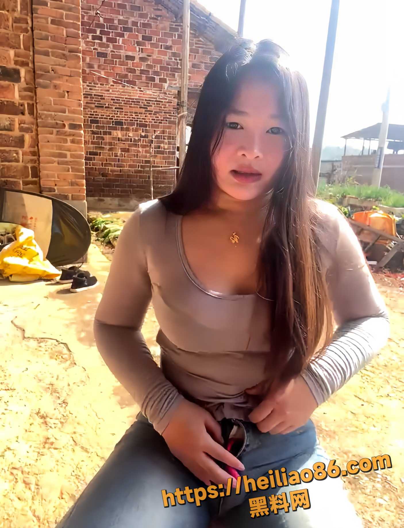 农村巨乳嫩妹 为钱下海户外黄播 揉奶挤胸反差至极