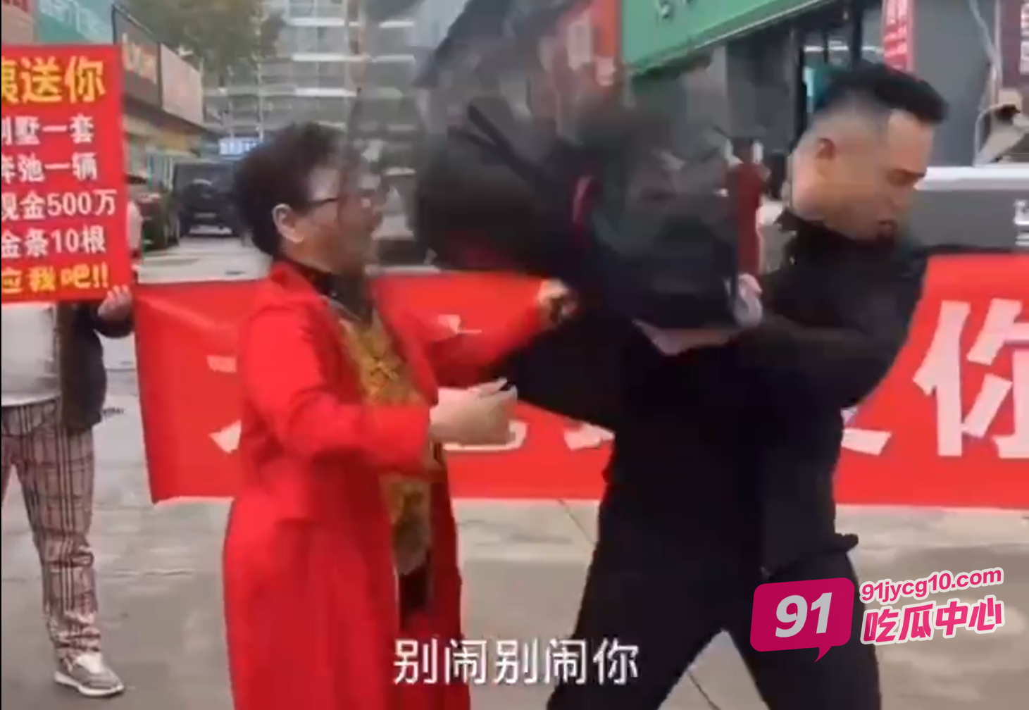 女大三抱金砖女大三十抱金山 70岁老姨重金求婚江西网红大炮！ 配图2