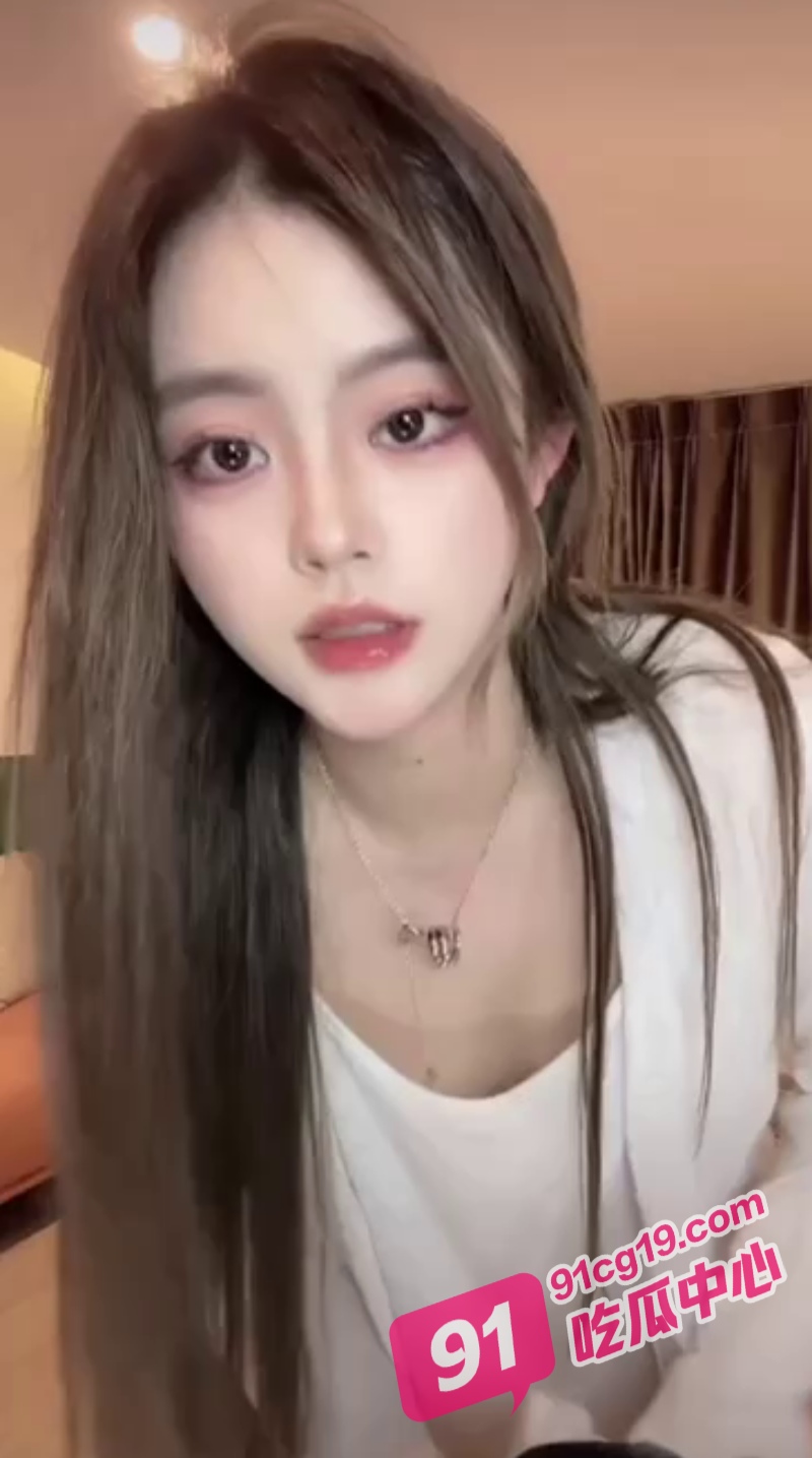 少妇少女学生妹在直播故意走光露点小合集！ 直播这碗饭实在太香 配图3