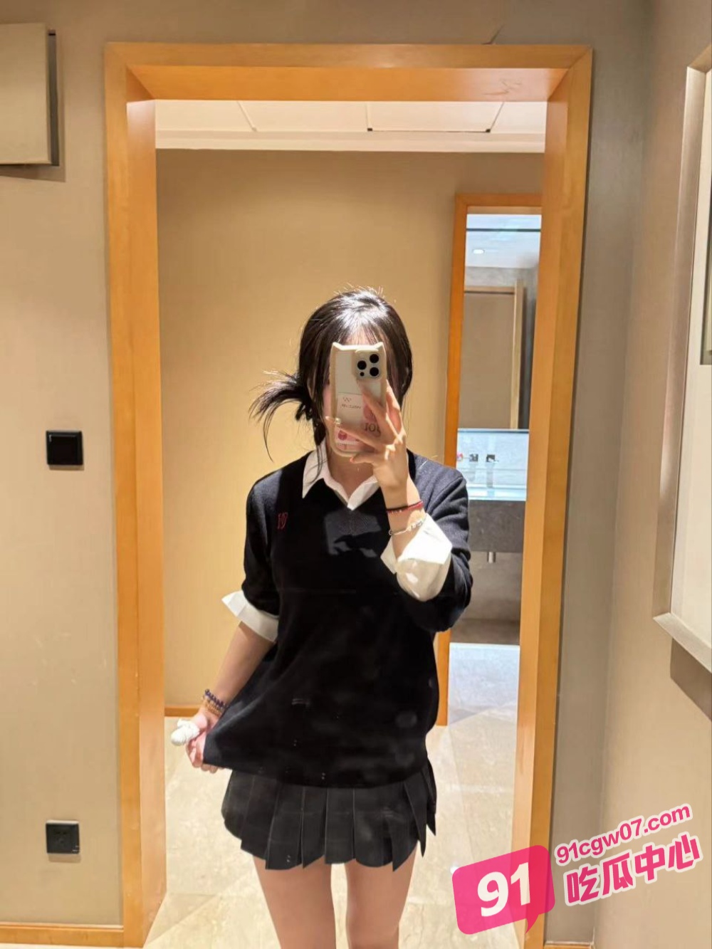 日本真实街头小混混 铁链锁少女在路边栏杆上 又扣逼又拍照~ 配图3