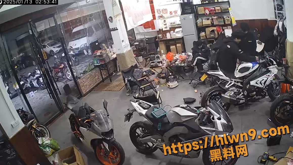 一机车店员手欠轰油门 突然一下摩托爆燃把整个店都烧了 让你手贱吧啥都没了！