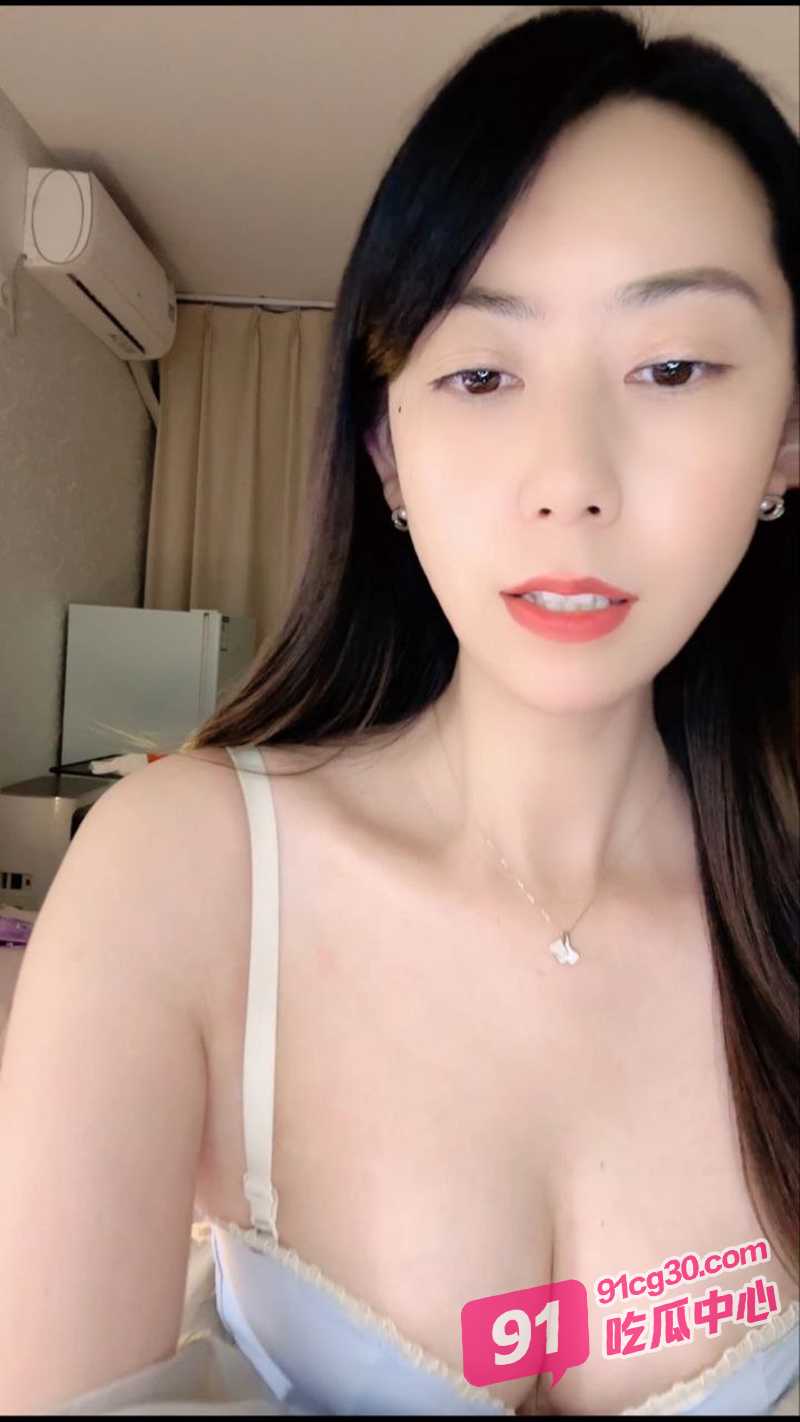 曝光云南反差女神夏心 对着镜头发骚爆操嫩穴 真是人前女神人后母狗！ 配图2