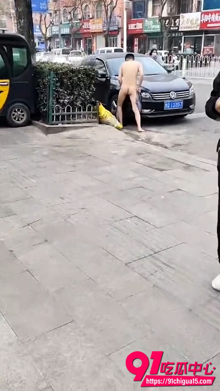 山东费县二中门口惊现裸男2