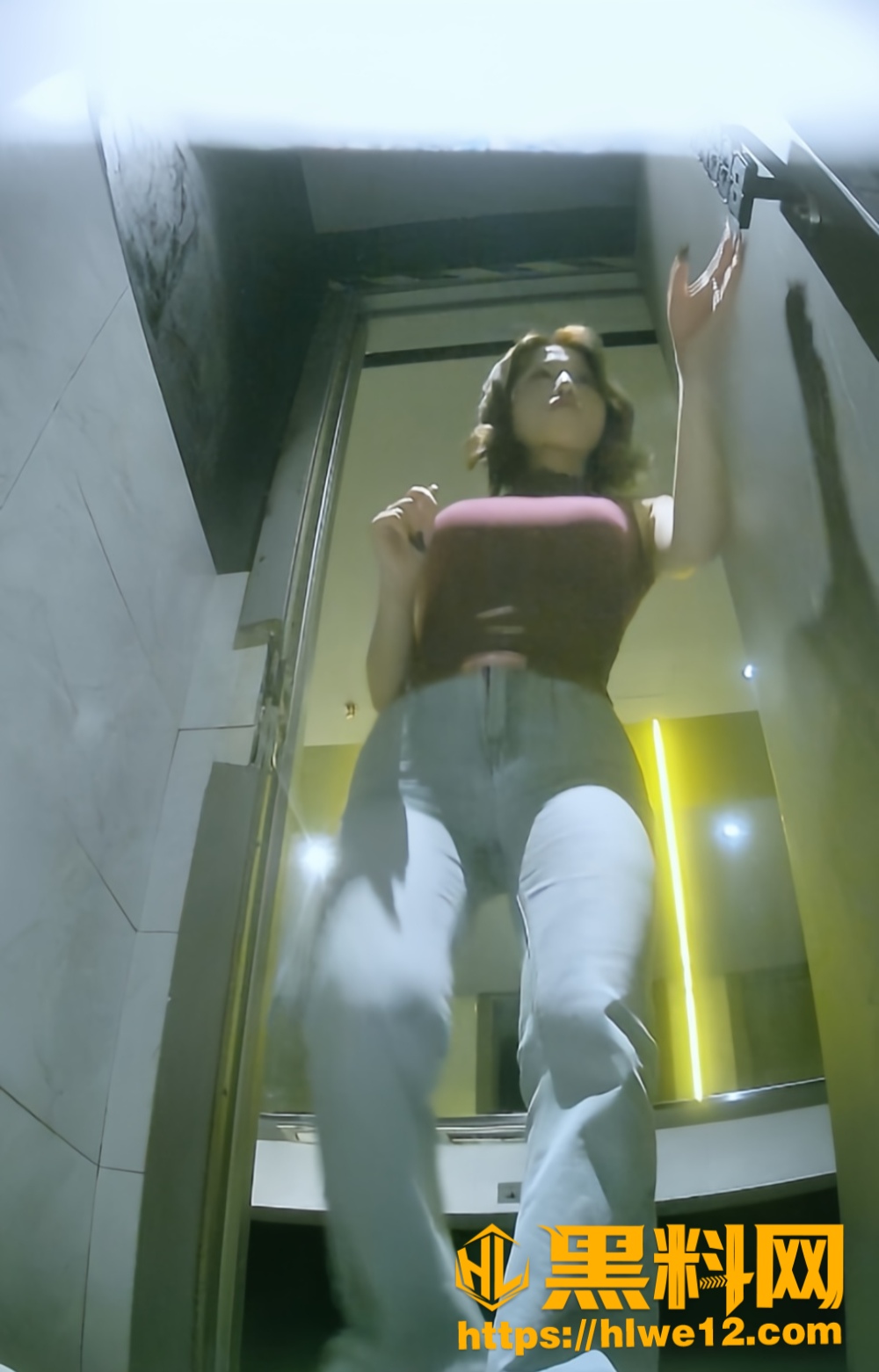 酒吧女厕高清偷拍 高颜值黑丝美女脱衣换丝袜 没有露出鲍鱼甚是遗憾
