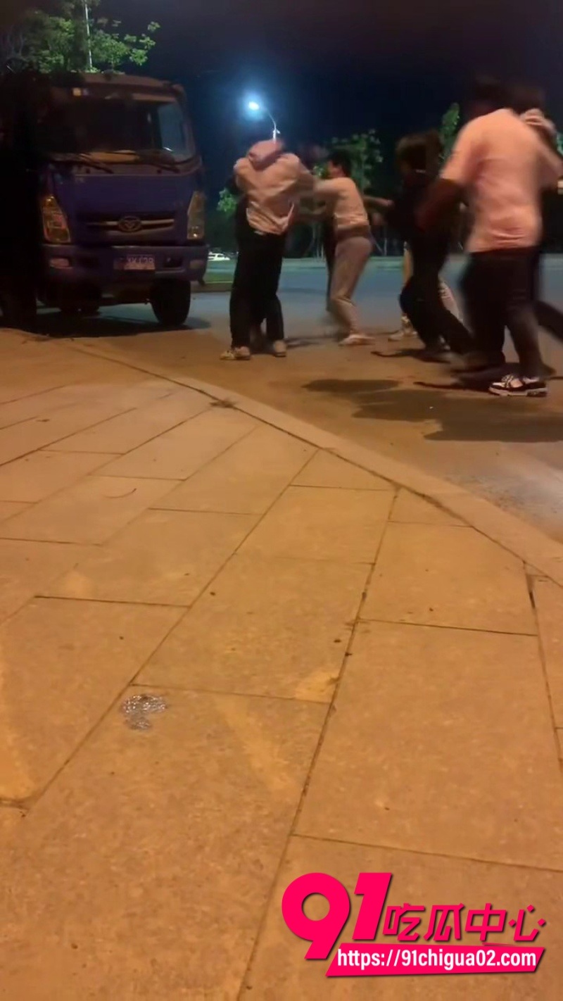 精神小伙霸凌群殴惊险瞬间7