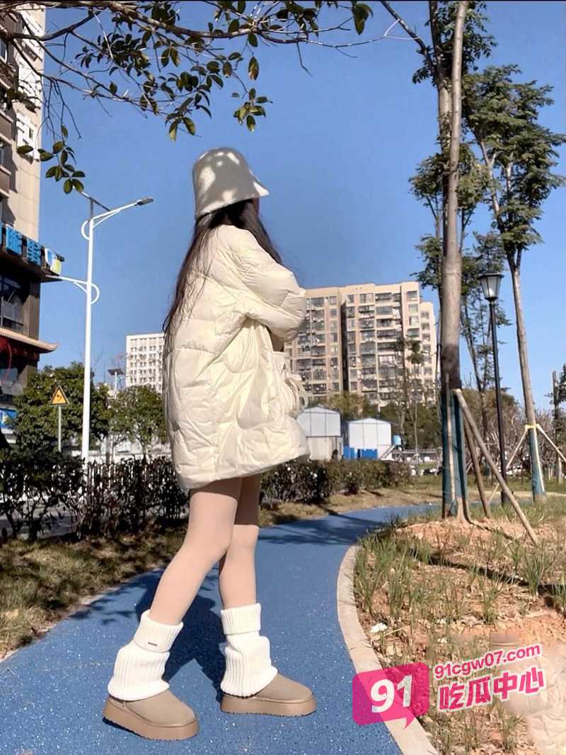 女儿的尤物闺蜜～女儿成功帮我拿下她闺密 而她则在隔壁听声音！ 配图2