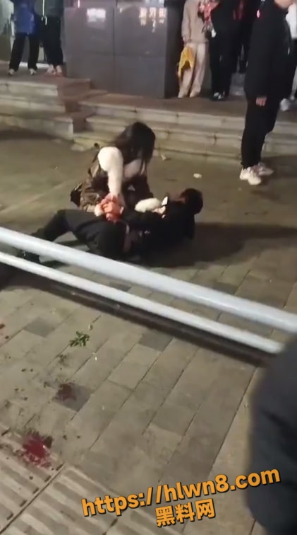 2025第一捅！陕西渭南闹市发生一起捅人事件 新年第一天把自己老公捅了 现场群众反应让人寒心！