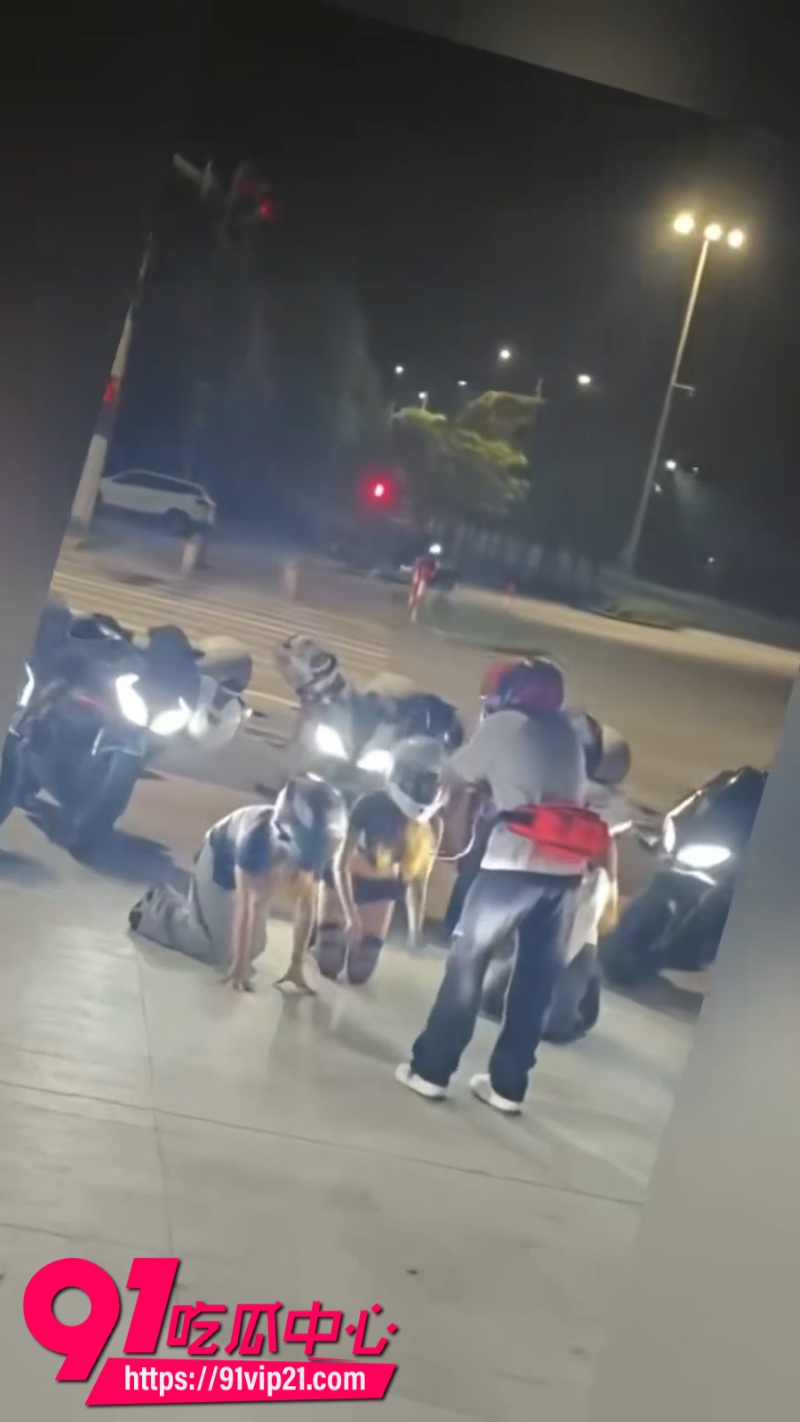 重庆街头调教热门吃瓜事件纹身机车少女被拴上狗链拉去户外调教跪地爬行完成主人的任务2