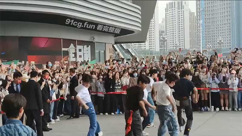 tf家族三代极品骚货表演中途隔离狂操粉丝惊呆湿透现场直播