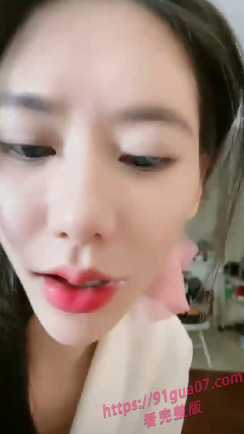 推特女王芷晴S穿网袜调教男奴 玉足干嘴插到狂喷~ 配图2