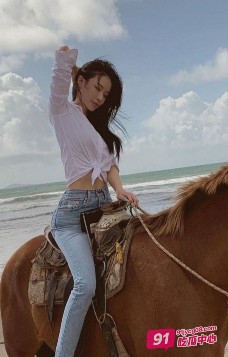 留学生杨华凌为拿绿卡 骗钱骗睡与美国老头性爱视频曝光!