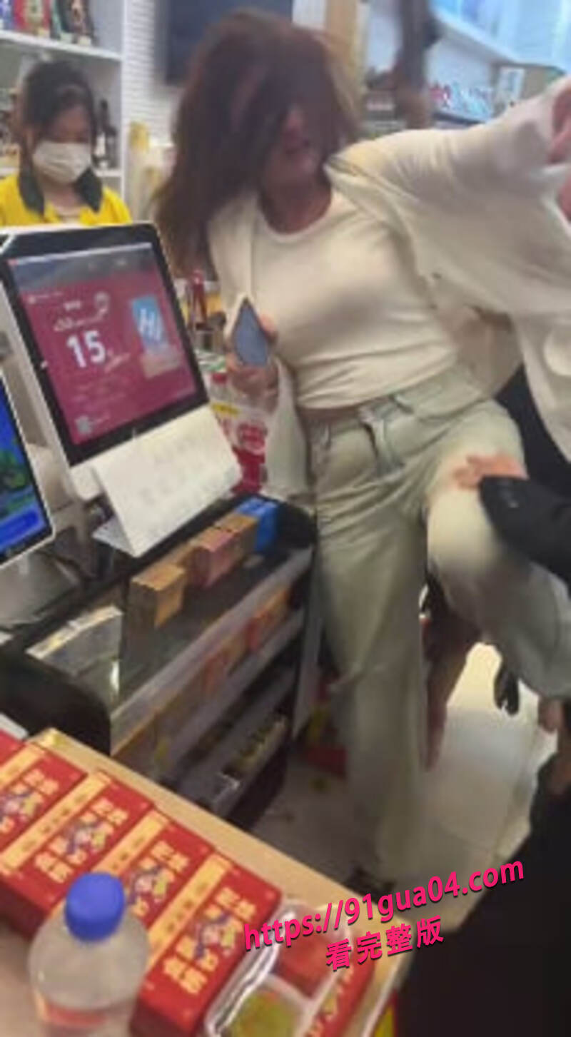 东北精神小妹街头约架03