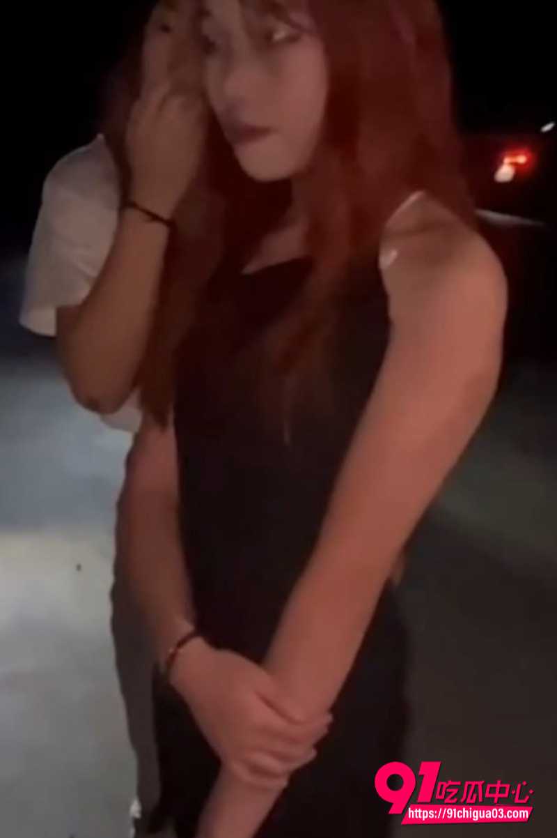 高挑嫩妹夜晚被霸凌 小美人被迫脱光衣服满眼害怕不敢反抗 这无助瑟抖太揪心了!