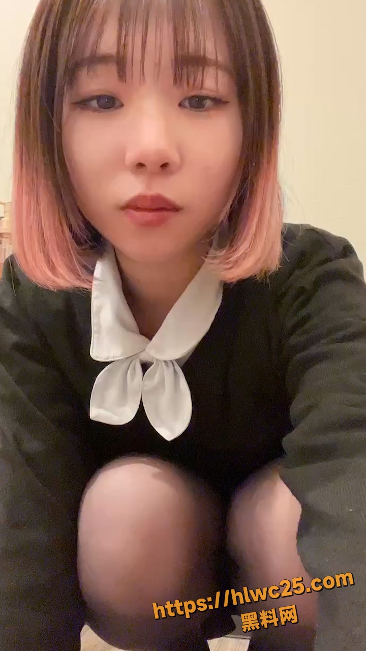 高颜值短发美女全裸私拍 长腿大开展示白虎穴 极致反差的福利少女