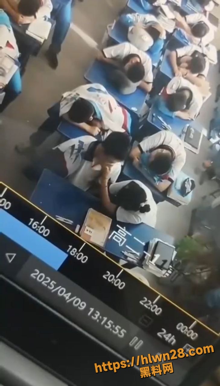 高中女同桌休课献“特殊服务” 现在的男高中生也太幸福了吧 女同桌上午休课帮你打飞机口交!