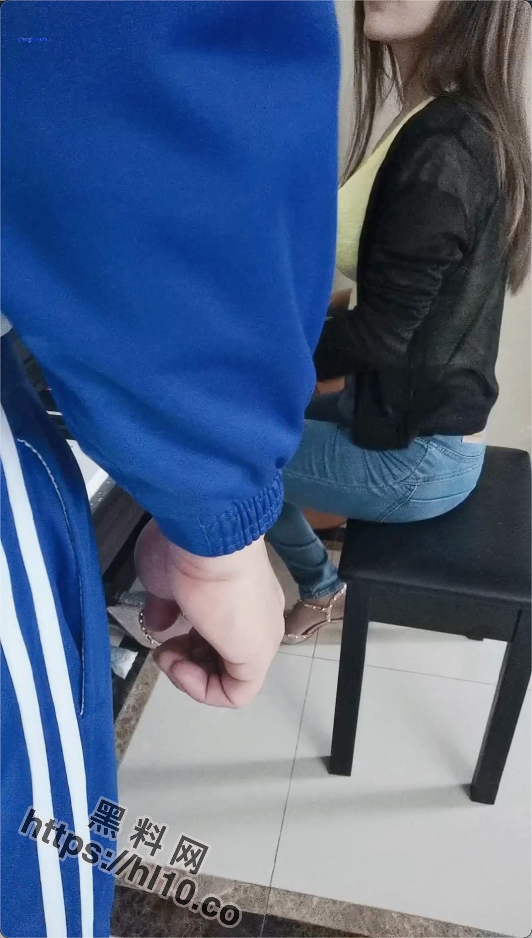 全网疯求 大奶音乐老师勾引学生！男同学上去抓住俩大奶就是一顿怼