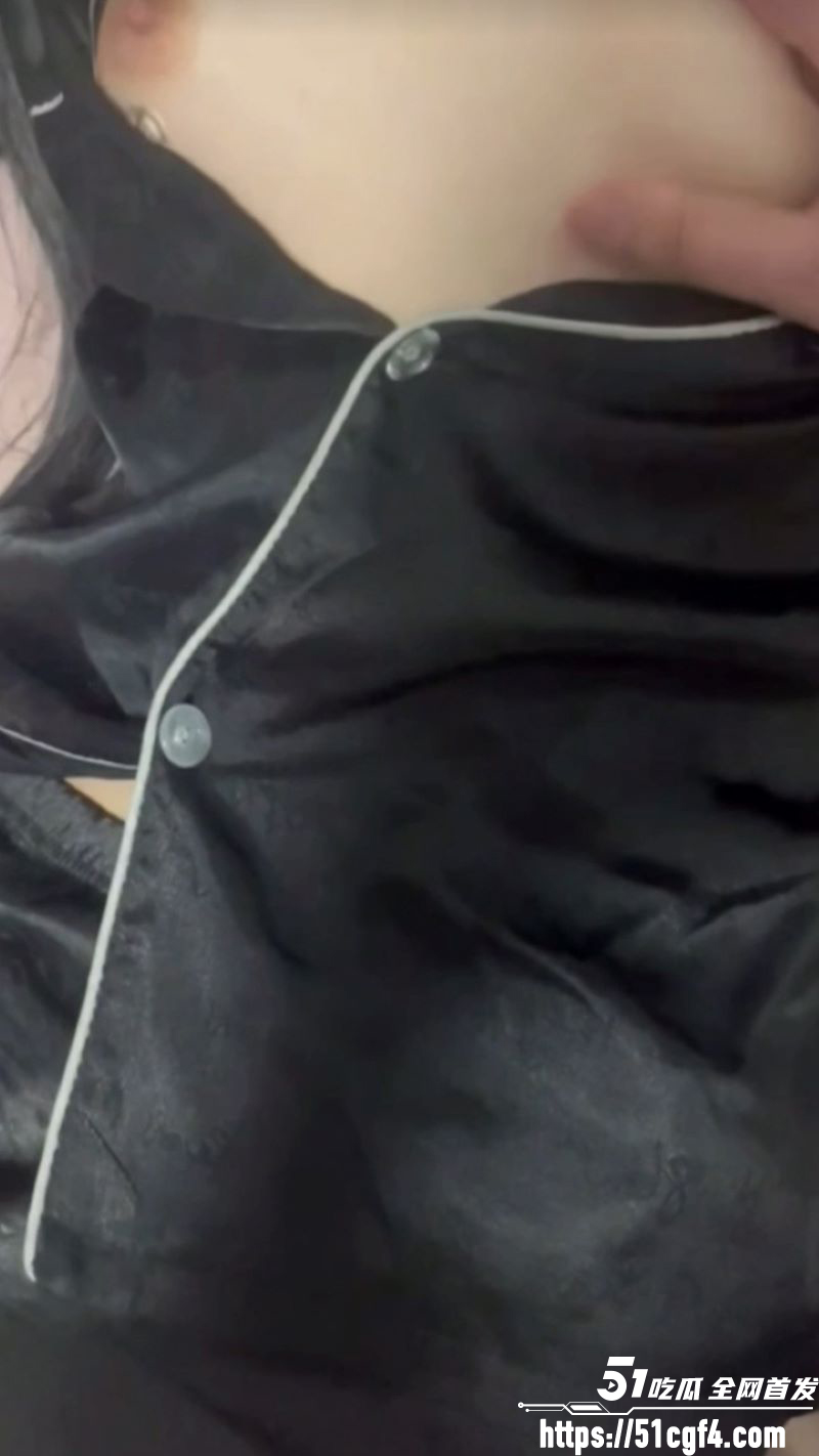 51原创和妹妹同居的日子 背着好兄弟在卧室偷偷操了他的女朋友 真的刺激！