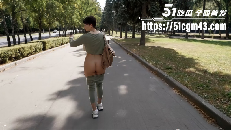 Lada 喜欢在公共场合展示自己的裸体 1