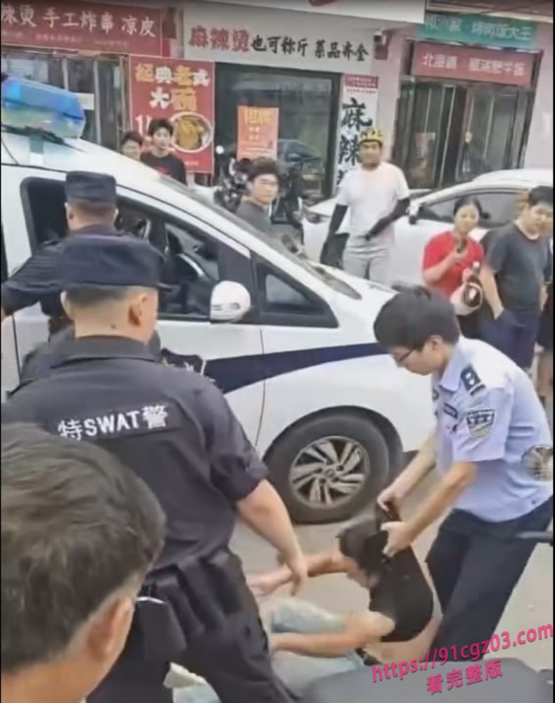 俩小伙街头斗殴打架秒变袭警闹剧 被辣椒水伺候 劫持路人当人质 嚣张的像犯罪片主角