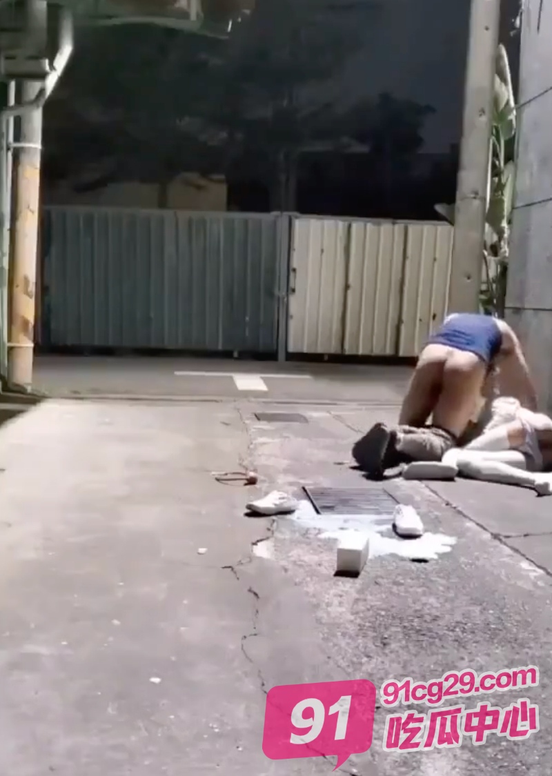 又一因醉酒被强暴的女子!小巷子里少女被压倒在地上 现场视频曝光!