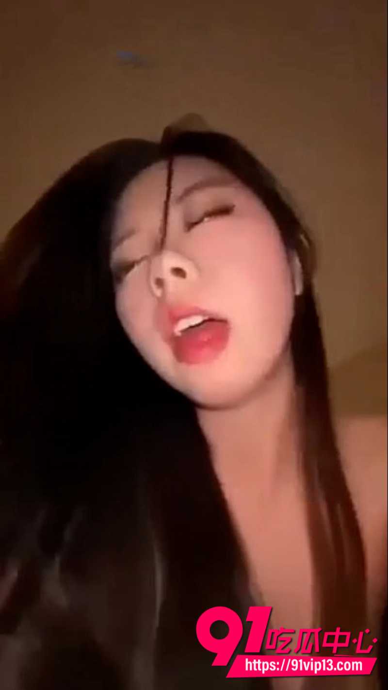 高质量长发御姐被炮友疯狂打桩 性感肉体在床上操的啪啪作响 高潮声响彻整个房间