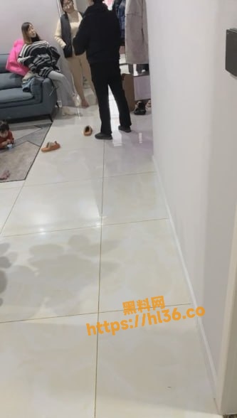 家庭大乱伦之把亲姐调教成母狗共侍一夫 丈母娘和家人还在客厅他们就敢这么为所欲为！