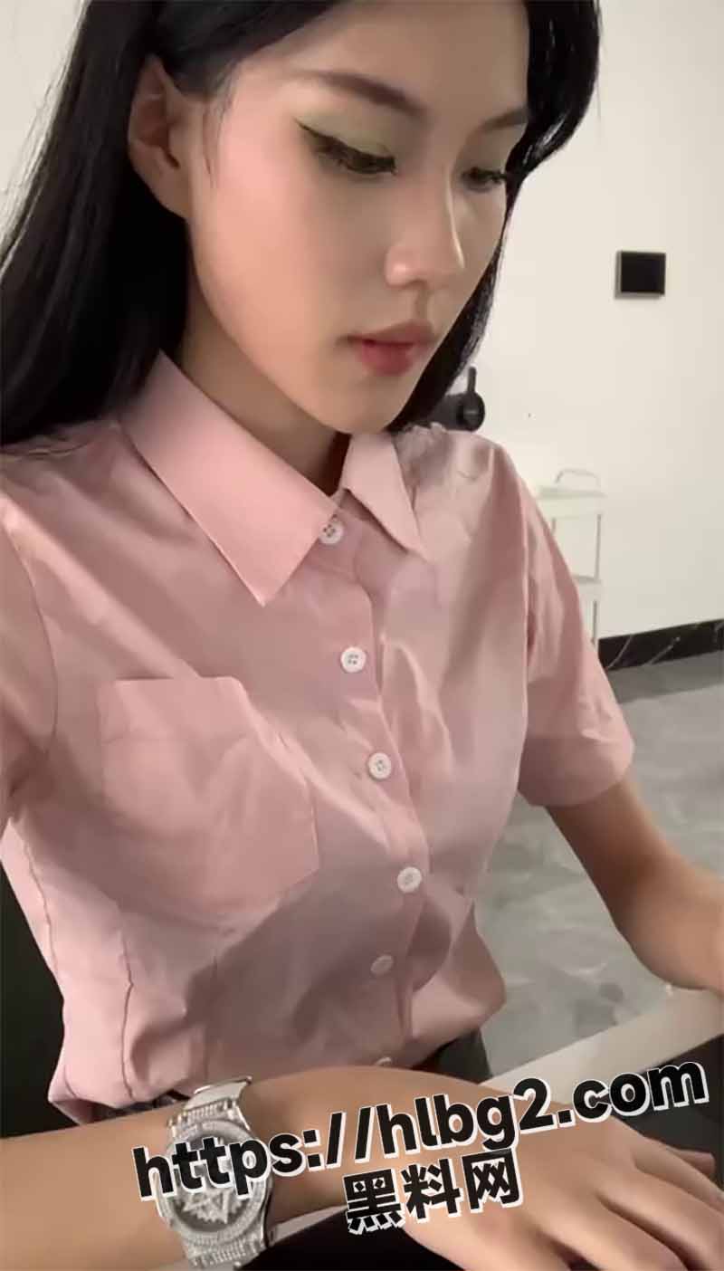 奥斯卡欠你一座小金人 美女主播胆胆自导自演上班过程中被老板骚扰 眼神太勾魂了！