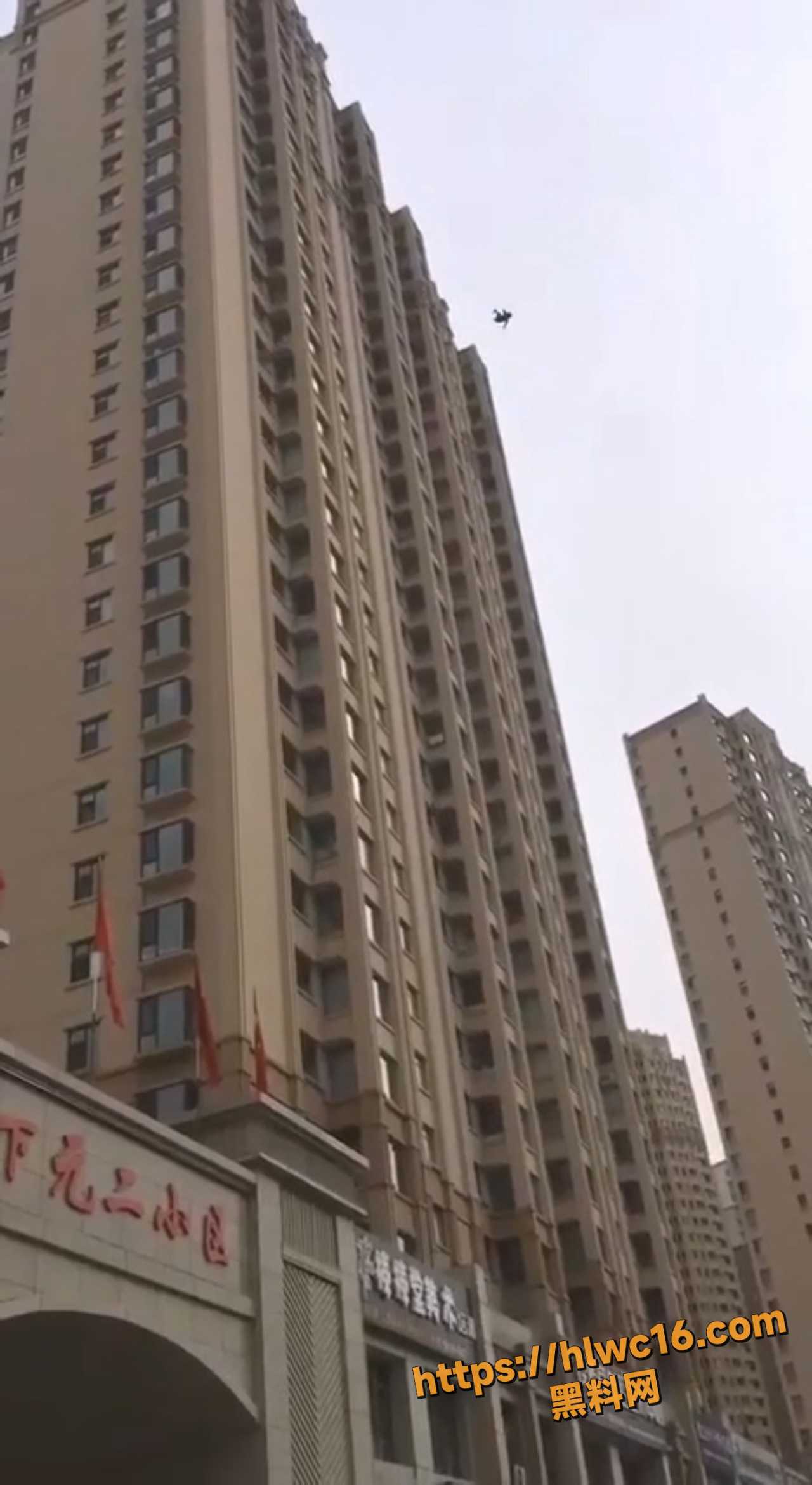 山东菏泽曹县 庄寨舜都新城小区 一女子从楼顶跳楼当场身亡