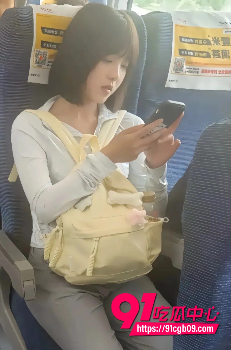 高铁短发女孩1.jpg
